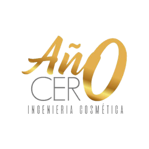 Logo de la marca Año Cero Ingeniería Cosmética, con tipografía elegante en dorado y gris sobre fondo transparente.